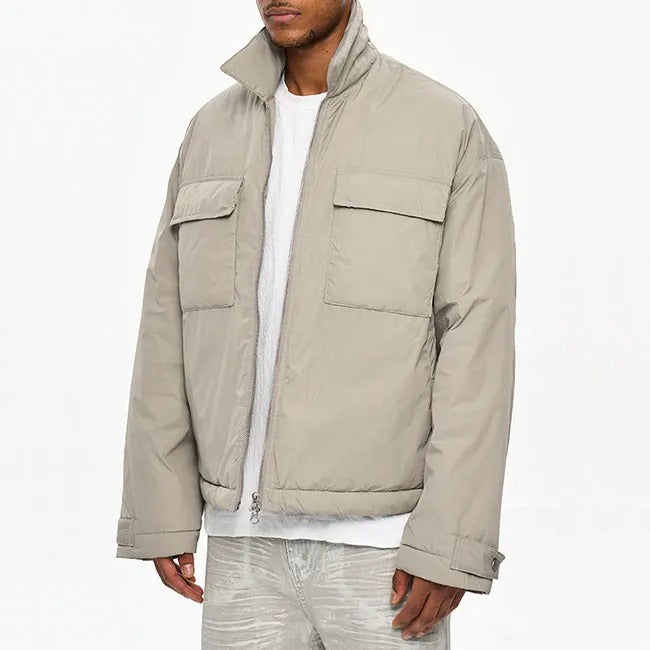 Beżowa kurtka z wysokim kołnierzem i kieszeniami z patkami